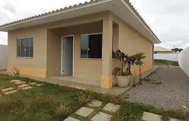 Imagem: A casa possui 3 Dormitórios, 1 Banheiro, 2 Vagas na garagem