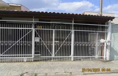 Imagem: A casa possui 2 Dormitórios, 1 Banheiro, 2 Vagas na garagem