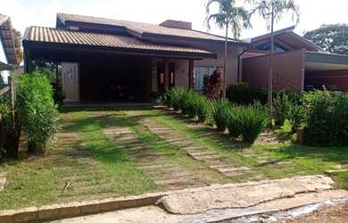 Imagem: A casa em condomínio possui 3 Dormitórios, 1 Banheiro, 4 Vagas