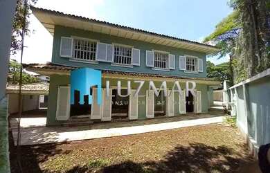 Imagem: A casa possui 4 Dormitórios, 5 Banheiros, 4 Vagas na garagem