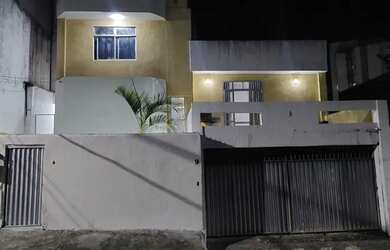 Imagem: A casa possui 5 Dormitórios, 3 Banheiros, 2 Vagas na garagem