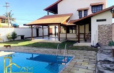 Imagem: A casa possui 4 Dormitórios, 4 Banheiros, 4 Vagas na garagem