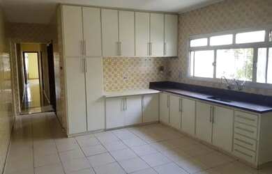 Imagem: A casa possui 2 Dormitórios, 2 Banheiros, 1 Vaga na garagem