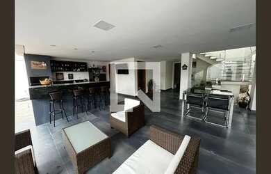 Imagem: A casa possui 3 Dormitórios, 5 Banheiros, 5 Vagas na garagem