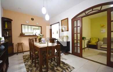 Imagem: A casa possui 3 Dormitórios, 3 Banheiros, 160m² de Área e