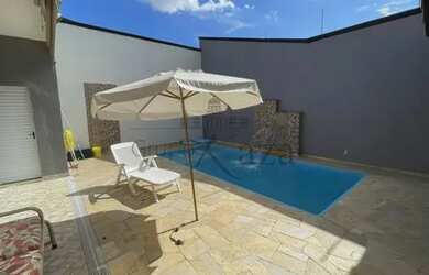 Imagem: A casa possui 3 Dormitórios, 2 Banheiros, 4 Vagas na garagem