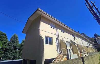 Imagem: A casa possui 1 Dormitório, 1 Banheiro, 1 Vaga na garagem