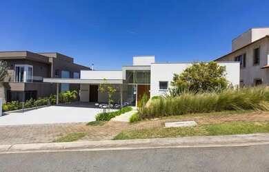 Imagem: A casa possui 4 Dormitórios, 5 Banheiros, 4 Vagas na garagem