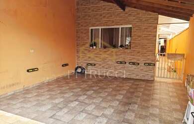 Imagem: A casa possui 3 Dormitórios, 2 Banheiros, 2 Vagas na garagem