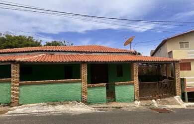 Imagem: A casa possui 3 Dormitórios, 1 Banheiro, 4 Vagas na garagem