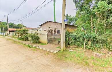 Imagem: A casa possui 3 Dormitórios, 1 Banheiro, 2 Vagas na garagem