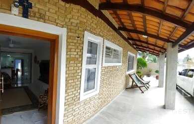 Imagem: A casa possui 4 Dormitórios, 3 Banheiros, 4 Vagas na garagem