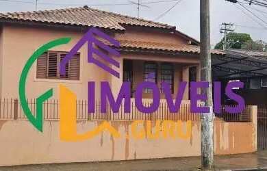 Imagem: A casa possui 3 Dormitórios, 3 Banheiros, 4 Vagas na garagem