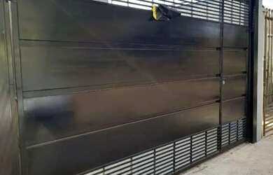 Imagem: A casa e possui 3 Dormitórios, 2 Banheiros, 2 Vagas na garagem