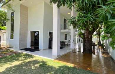 Imagem: A casa possui 5 Dormitórios, 4 Banheiros, 4 Vagas na garagem