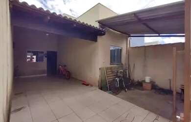 Imagem: A casa possui 3 Dormitórios, 2 Banheiros, 2 Vagas na garagem