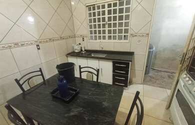 Imagem: A casa possui 2 Dormitórios, 1 Banheiro, 2 Vagas na garagem