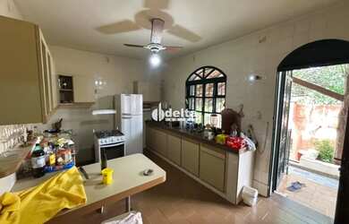 Imagem 5: Casa estilo sobrado com 5 quartos sendo 1 suíte disponível para locação...