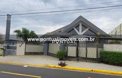 Imagem: A casa possui 4 Dormitórios, 2 Banheiros, 4 Vagas na garagem