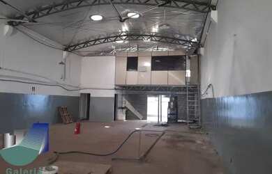 Imagem: O depósito possui 2 Vagas na garagem e 256m² de Área e está