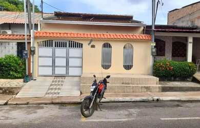 Imagem: A casa possui 3 Dormitórios, 2 Banheiros, 1 Vaga na garagem