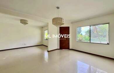 Imagem: A casa possui 3 Dormitórios, 2 Banheiros, 3 Vagas na garagem