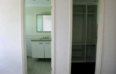 Imagem 11: Casa à venda e para alugar em Santana de Parnaíba, Alphaville, com 6...