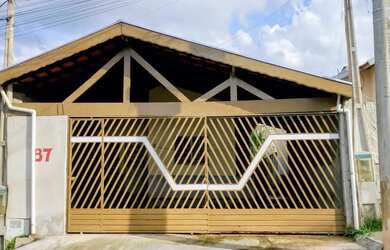 Imagem: A casa possui 2 Dormitórios, 1 Banheiro, 2 Vagas na garagem