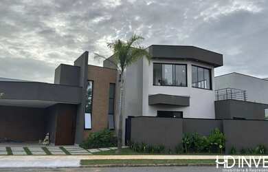 Imagem: A casa em condomínio possui 4 Dormitórios, 5 Banheiros e 245m²