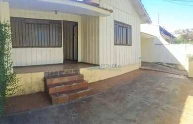 Imagem: A casa possui 3 Dormitórios, 1 Banheiro, 3 Vagas na garagem