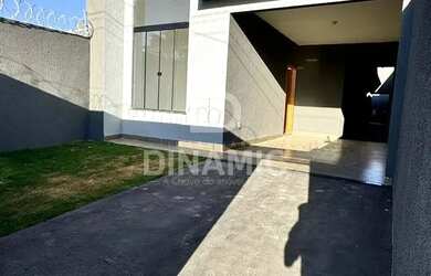 Imagem: A casa possui 2 Dormitórios, 1 Banheiro, 2 Vagas na garagem