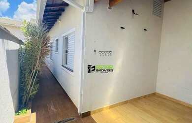 Imagem: A casa possui 3 Dormitórios, 2 Banheiros, 2 Vagas na garagem