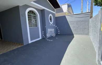 Imagem: A casa possui 3 Dormitórios, 2 Banheiros, 3 Vagas na garagem