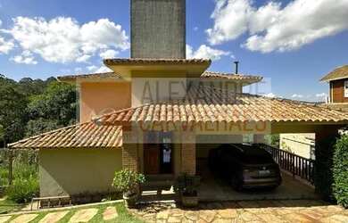 Imagem: A casa em condomínio possui 5 Dormitórios, 5 Banheiros, 4