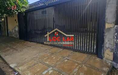 Imagem: A casa possui 3 Dormitórios, 1 Banheiro, 2 Vagas na garagem