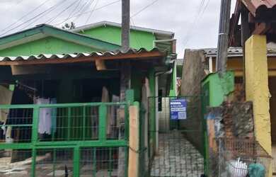 Imagem: A casa possui 2 Dormitórios, 1 Banheiro, 1 Vaga na garagem