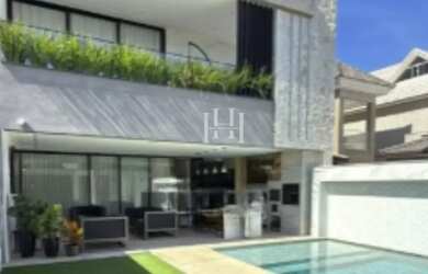 Imagem: A casa em condomínio possui 4 Dormitórios, 5 Banheiros, 2