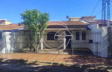 Imagem: A casa possui 3 Dormitórios, 1 Banheiro, 1 Vaga na garagem