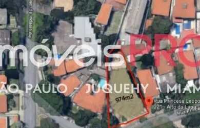 Imagem: O terreno possui 974m² de Área e está localizado em Alto