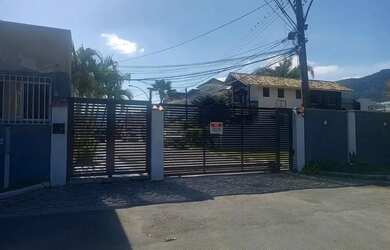 Imagem: A casa em condomínio possui 5 Dormitórios, 5 Banheiros, 1