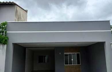 Imagem: A casa possui 3 Dormitórios, 2 Banheiros, 2 Vagas na garagem