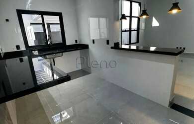 Imagem: A casa possui 3 Dormitórios, 2 Banheiros, 2 Vagas na garagem