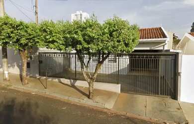 Imagem: A casa possui 3 Dormitórios, 1 Banheiro, 2 Vagas na garagem