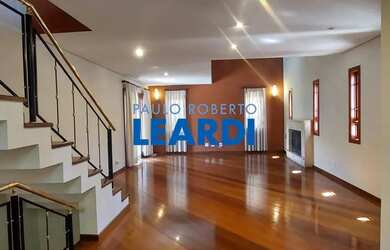 Imagem: A casa em condomínio para alugar possui 4 Dormitórios, 5 Banheiros