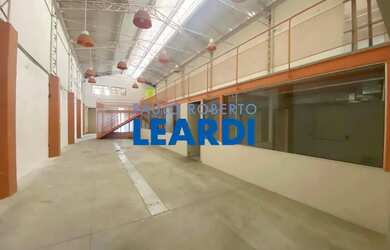 Imagem: O depósito possui 4 Vagas na garagem e 506m² de Área e está