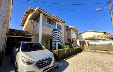 Imagem: A casa possui 4 Dormitórios, 3 Banheiros, 2 Vagas na garagem