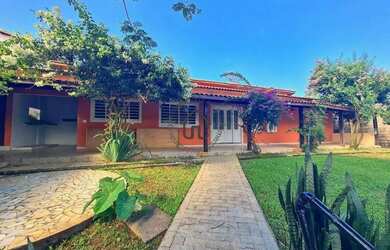 Imagem: A casa em condomínio para alugar possui 4 Dormitórios, 3 Banheiros