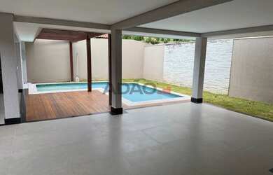 Imagem: A casa em condomínio possui 5 Dormitórios, 5 Banheiros, 4