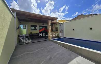 Imagem: A casa possui 3 Dormitórios, 2 Banheiros, 2 Vagas na garagem