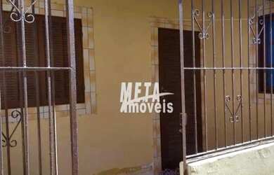 Imagem: A casa possui 4 Dormitórios, 2 Banheiros, 1 Vaga na garagem